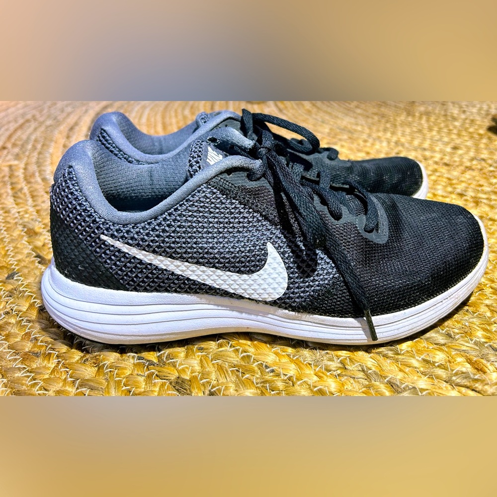 Nike Revolution 3 Running Shoes Sneakers Women's Size 7 Black/white